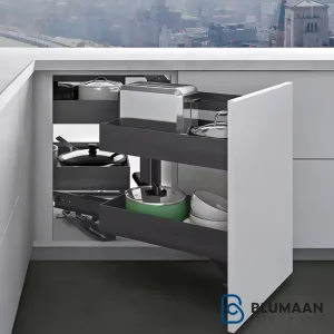نمایشی از مجیک کرنر اسلیم فانتونی، محصولی برای بهینه‌سازی فضای کابینت و دسترسی آسان به وسایل.