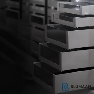 سوپر لدر لولایی اسلیم فانتونی با فرانت شیشه، یک راه‌حل مدرن برای بهینه‌سازی فضای آشپزخانه و کمد.