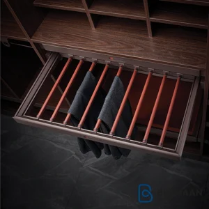 رک ریلی جای شلوار چرمی فانتونی با طراحی شیک و کاربردی برای نظم دهی به کمد لباس.