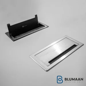 نمای نزدیک از پریز برق توکار با درب فلپ آرام‌بند فانتونی در رنگ سیلور.