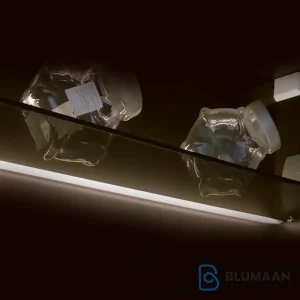 چراغ LED داخل کمد و کابینت فانتونی با نور گرم برای روشنایی شلف شیشه‌ای و کابینت‌ها.