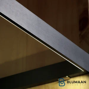 چراغ LED شلف شیشه‌ای فانتونی برای نورپردازی مدرن و جذاب شلف‌های شیشه‌ای، با نور گرم و قابلیت کات تو سایز.