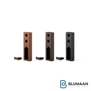 پایه رگال دیواری مستطیلی ملونی با طراحی مدرن و کاربردی برای نظم‌دهی به لباس‌ها و اکسسوری‌ها در منزل و بوتیک.