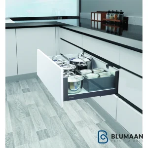 ریل مجیک باکس بلند با بدنه شیشه ای و نورپردازی سه بعدی LED، محصولی از بلومان.