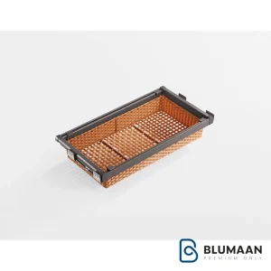 سبد حصیری ریلی داخل کمد لباس یونی هوپر Moka با طراحی شیک و کاربردی برای نظم بخشیدن به کمد لباس.