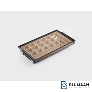 تصویری از جای کمربند و کراوات مخمل ریلی WS4140G یونی هوپر با رنگ موکا، نمایانگر طراحی شیک و کاربردی این محصول برای نظم‌دهی به کمد لباس.