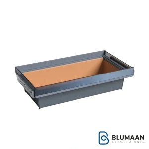 باکس چرمی ریلی داخل کمد لباس، محصولی از یونی هوپر با طراحی شیک و کاربردی برای نظم‌دهی به کمد لباس شما.