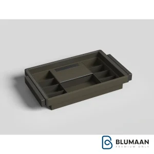 جای اکسسوری چرمی ریلی یونی هوپر برای نظم دادن به اکسسوری‌های شما در کمد لباس.