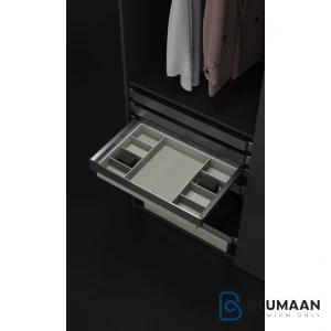 عکس اکسسوری چند منظوره ریلی داخل کمد لباس یونی هوپر با رنگ Gun Grey، برای نظم دادن به کمد لباس.