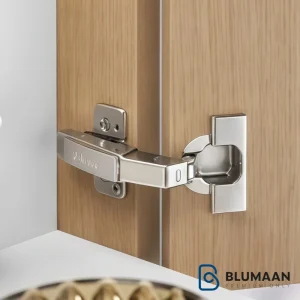 لولای صفر درجه (بلاین کرنر) ساده بلوم، محصولی باکیفیت از بلوم اتریش، مناسب برای کابینت‌های کنج و فضاهایی با دسترسی دشوار.