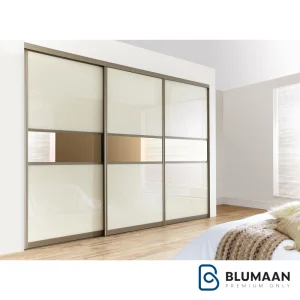 نمایشی از مکانیزم تاپ لاین توکار سوپر اسلیم 3 درب شیارخور ملونی در حال استفاده در کابینت.