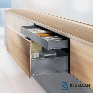 تصویر محصول لگراباکس لوازم کشو مخفی بلوم طوسی تیره نصب شده داخل کشوی اصلی برای نظم‌دهی قاشق و چنگال